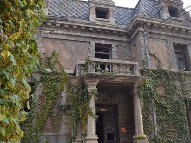 Đến những năm 2000, ngôi nhà bị bỏ hoang do không có kinh phí. Theo thời gian, ngôi nhà xuống cấp trầm trọng và bị đồn "ma ám". Người ta kể rằng đã có nhiều người chết bất đắc kỳ tử tại đây.