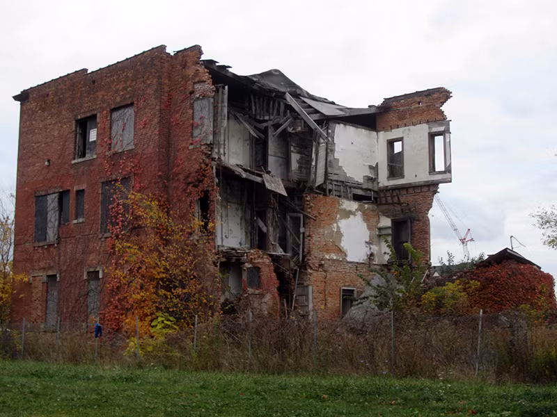 Sau đó, dinh thự Haught bị bỏ hoang. Nhiều người dân địa phương kể rằng, vào những đêm thanh vắng, họ nghe thấy tiếng cười, tiếng đàn hát, thậm chí tiếng thét, la hét đau đớn vọng ra từ trong "căn nhà ma ám".