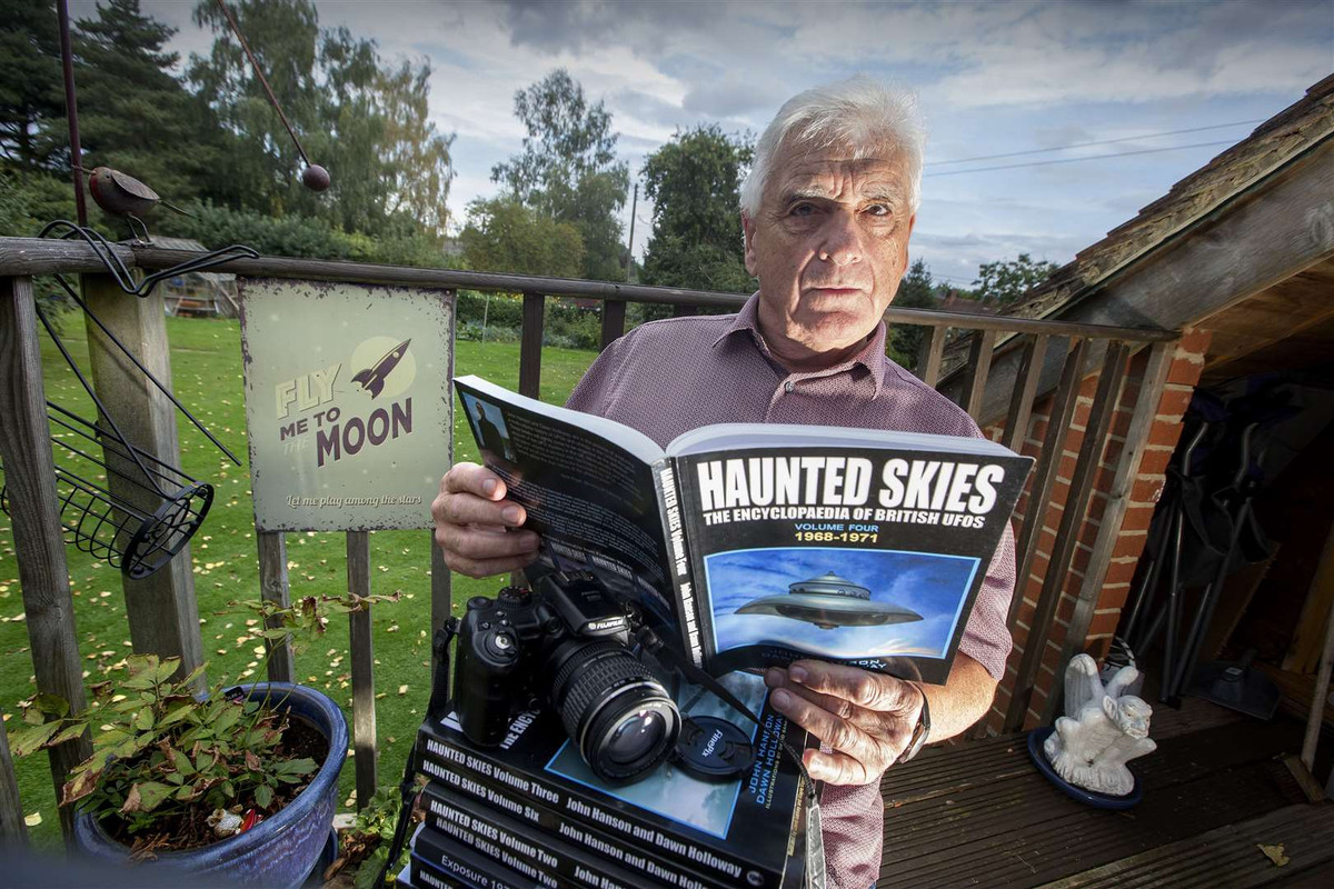 Theo ông John, ông bắt đầu tìm hiểu về UFO vào năm 1995 sau khi con trai cả của ông (khi đó cũng là cảnh sát tại địa phương) nhận được tổng cộng 999 cuộc gọi, báo cáo về một vật thể lạ màu xanh bí ẩn bay ngang qua khu vực Công viên Selly ở Birmingham.