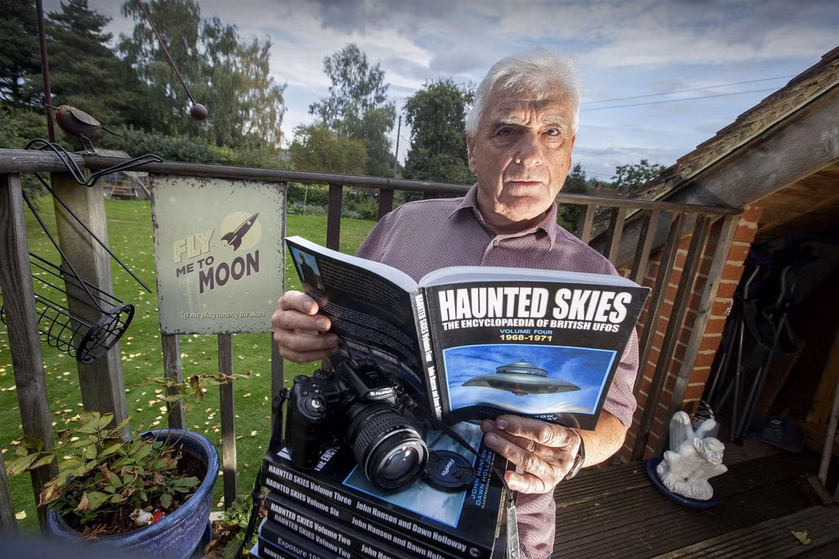 Theo ông John, ông bắt đầu tìm hiểu về UFO vào năm 1995 sau khi con trai cả của ông (khi đó cũng là cảnh sát tại địa phương) nhận được tổng cộng 999 cuộc gọi, báo cáo về một vật thể lạ màu xanh bí ẩn bay ngang qua khu vực Công viên Selly ở Birmingham.