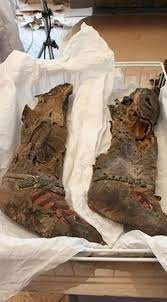 Căn cứ vào những vật dụng được tìm thấy gần xác ướp, các nhà nghiên cứu suy đoán người phụ nữ này có khả năng là một thợ may. Đôi giày mà bà đi có thể do đích thân người phụ nữ này làm ra và vô tình có hình dáng giống thiết kế giày Adidas ngày nay.