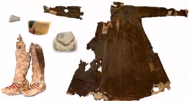 Thi hài người phụ nữ được bao phủ bằng lớp vải Shilajit dày có màu sắc từ trắng đến nâu sậm. Nhóm chuyên gia còn tìm thấy túi đeo chứa 4 bộ quần áo, một chiếc lược, một chiếc gương và một con dao gần nơi phát hiện xác ướp.