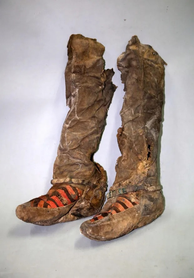 Điều này khiến nhiều người tò mò và đặt ra câu hỏi liệu đó có phải sáng chế đi trước thời đại của người xưa hay các nhà du hành thời gian từ tương lai đã mang nó tới quá khứ.