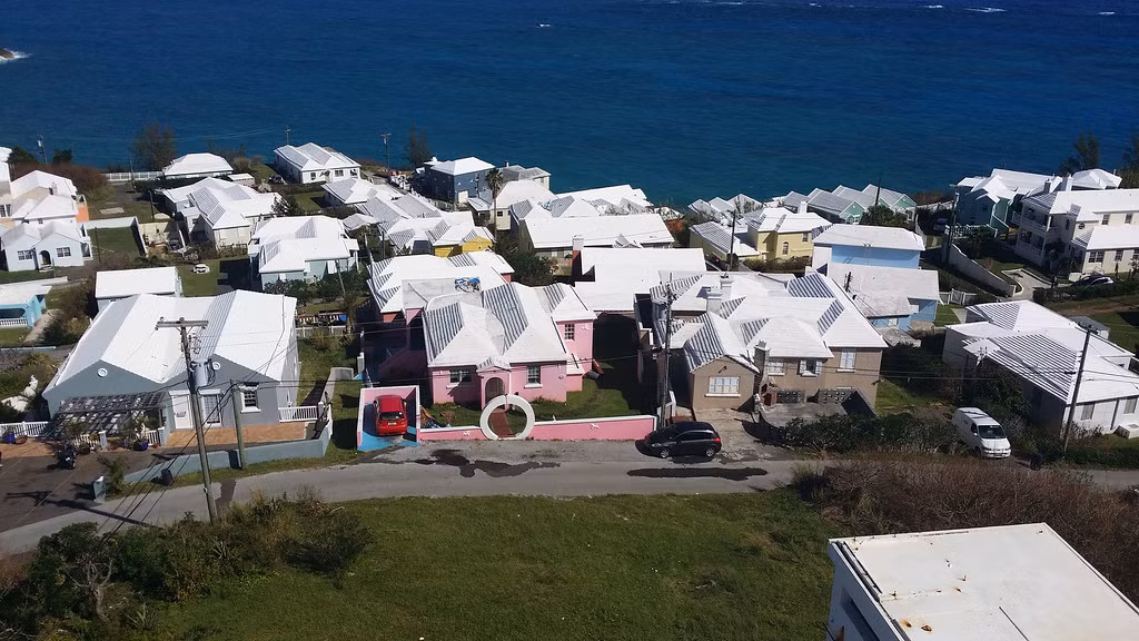 Ngày nay, đá vôi được người dân ở Bermuda thay thế bằng sơn trắng vì chúng có tác dụng phản chiếu tia cực tím, giúp lọc sạch nước mưa. Qua đó, chất lượng nước cũng tốt hơn.