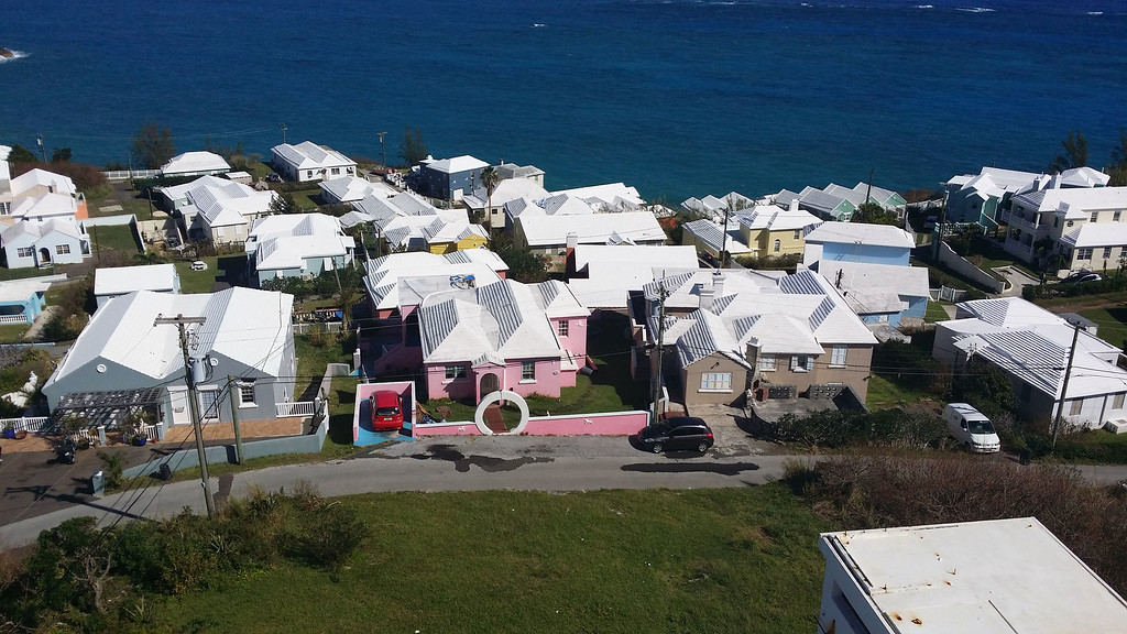 Ngày nay, đá vôi được người dân ở Bermuda thay thế bằng sơn trắng vì chúng có tác dụng phản chiếu tia cực tím, giúp lọc sạch nước mưa. Qua đó, chất lượng nước cũng tốt hơn.