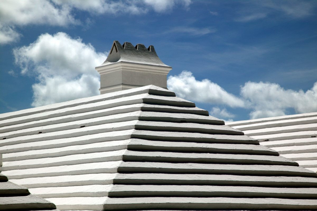 Không chỉ là nơi xảy ra những vụ mất bích kỳ bí, quần đảo Bermuda còn thu hút sự quan tâm của công chúng bởi một bí ẩn lớn khác. Đó là hầu hết các ngôi nhà trên đảo đều có mái nhà hình bậc thang màu trắng toát.