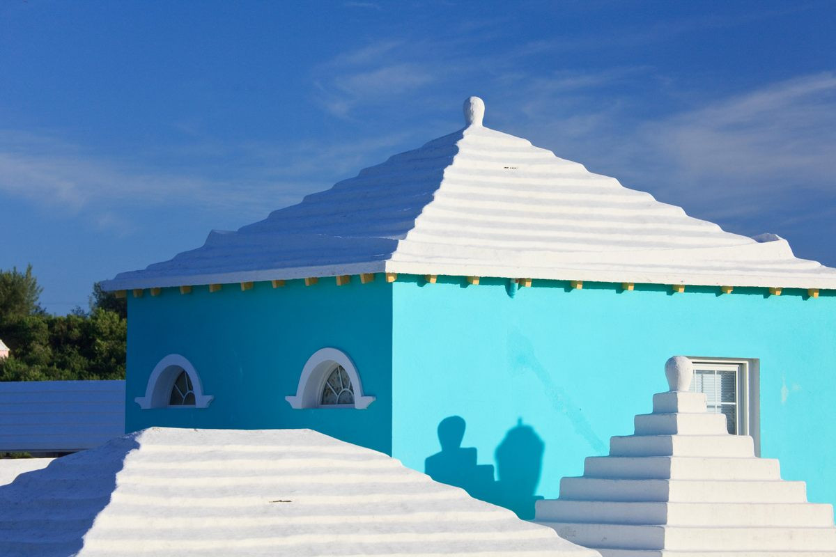 Điều này khiến nhiều người tò mò vì sao cư dân trên đảo lại làm như vậy. Sự thật về những mái nhà hình bậc thang màu trắng xóa ở Bermuda đã được các chuyên gia lý giải.