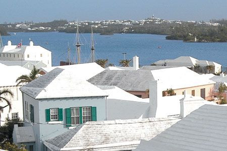 Mặc dù nằm trong vùng nhiệt đới nhưng Bermuda không có nguồn nước ngọt dồi dào như ao hồ, sông suối như nhiều nơi khác.