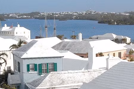 Mặc dù nằm trong vùng nhiệt đới nhưng Bermuda không có nguồn nước ngọt dồi dào như ao hồ, sông suối như nhiều nơi khác.