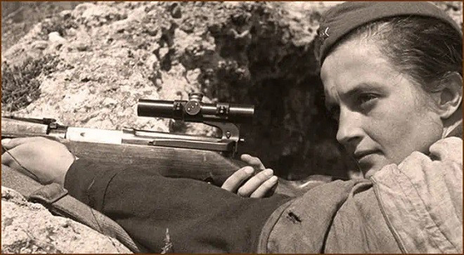 Ít ai biết rằng, nữ xạ thủ Lyudmila từng là một nữ sinh ngành sử học tại đại học Kiev. Khi ngồi trên ghế nhà trường, bà được giáo viên đánh giá là một "học sinh ngang bướng".