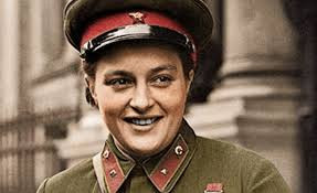 Trong lúc làm nhiệm vụ, nữ xạ thủ Lyudmila từng bị thương 4 lần. Trong số này, bà từng bị một mảnh đạn găm vào mặt đã khiến bà phải chấm dứt thời gian tham chiến. Với những đóng góp to lớn cho công cuộc bảo vệ tổ quốc, "Quý bà Tử thần” Lyudmila đã được phong tặng danh hiệu Anh hùng Liên Xô và được trao tặng Huân chương Lenin.