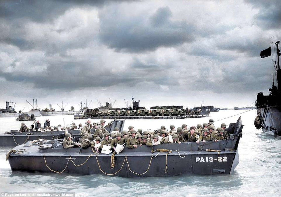 Ngoài quân số hùng hậu, quân Đồng minh còn huy động gần 7.000 phương tiện từ hải quân các nước gồm: 1.213 tàu chiến các loại, 4.126 tàu vận tải và xuồng đổ bộ, khoảng 750 tàu hậu cần và gần 900 tàu buôn.