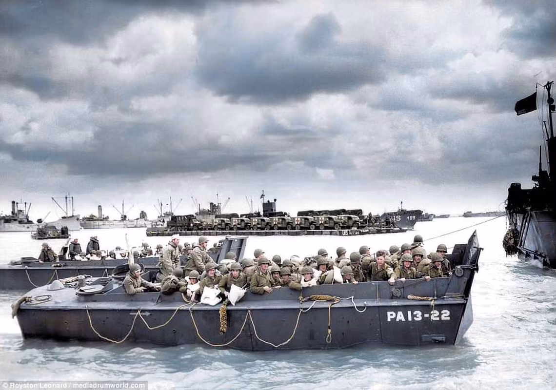 Ngoài quân số hùng hậu, quân Đồng minh còn huy động gần 7.000 phương tiện từ hải quân các nước gồm: 1.213 tàu chiến các loại, 4.126 tàu vận tải và xuồng đổ bộ, khoảng 750 tàu hậu cần và gần 900 tàu buôn.