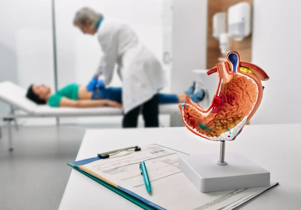 Một phụ nữ 50 tuổi ở Toronto, Canada đã phải vào phòng cấp cứu 7 lần trong 2 năm do ngủ quá nhiều, hơi thở có mùi rượu dù bà không uống ngụm rượu hay đồ uống có cồn nào. Các bác sĩ đã tìm ra nguyên nhân khiến bà bị say là do mắc một hội chứng hiếm gặp.