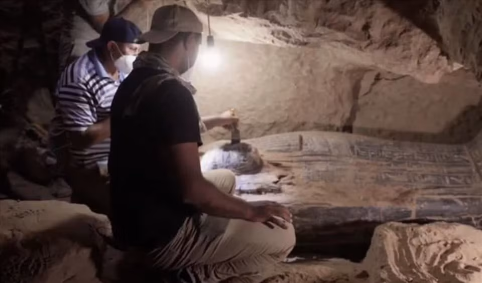 Nhà nghiên cứu Staring cho biết thêm một lý do quan trọng là Saqqara nằm gần thành phố Memphis. "Thật khó để phóng đại tầm quan trọng của Memphis đối với Saqqara. Saqqara nên được xem như một phần của môi trường sống đô thị rộng lớn hơn. Người dân sống ở Memphis đã định hình và tái định hình nghĩa địa qua nhiều thế hệ. Vì vậy, lịch sử cuộc sống của cả thành phố và nghĩa địa của nó gắn bó chặt chẽ với nhau", nhà nghiên cứu Staring nói.