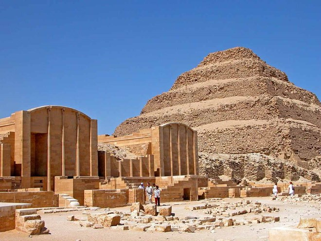 Pharaoh Ai Cập của triều đại thứ ba là Djoser đã xây dựng một kim tự tháp bậc thang nổi tiếng ở Saqqara. Công trình kỳ vĩ này còn tới ngày nay và trở thành địa điểm du lịch nổi tiếng, hấp dẫn du khách.