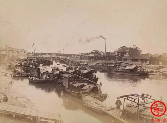 Thuyền bè ra vào tấp nập cho thấy hoạt động giao thương trên sông Tô Châu vô cùng phát triển.