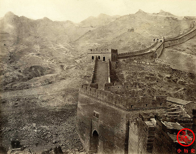 Xung quanh Vạn Lý Trường Thành sạch bóng cây xanh bởi triều đình nhà Thanh khi đó đốn hạ nhiều cây cối để lấy gỗ dùng xây dựng các công trình của hoàng gia.