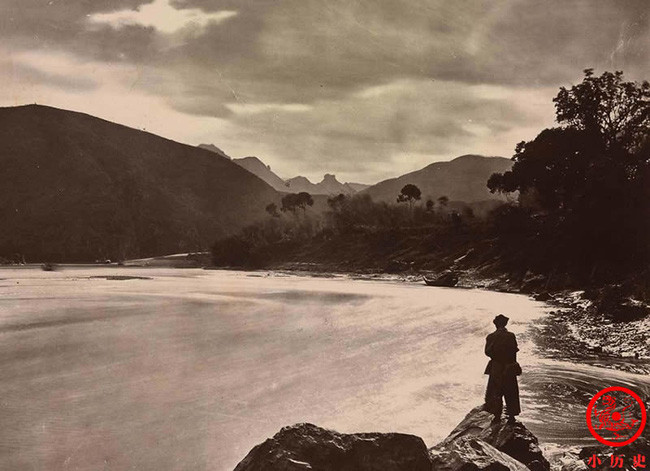 Một người đàn ông hướng tầm mắt ra xa, ngắm nhìn vẻ đẹp sông Mân, núi non hùng vĩ ở tỉnh Phúc Kiến.