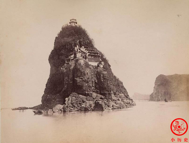 Vẻ đẹp nên thơ của Tiểu Cô Sơn nằm giữa dòng sông Trường Giang, tỉnh An Huy.