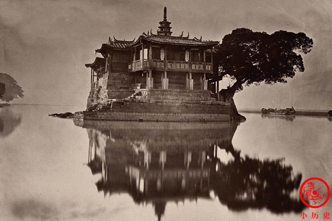 Để tới chùa nổi Kim Sơn nằm giữa dòng sông Ô Long, phía Tây Phúc Châu, người dân phải đi thuyền.