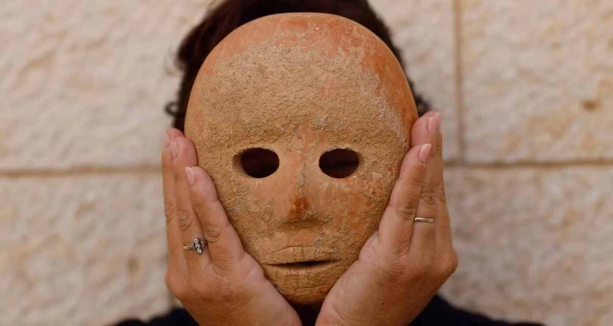 Thông qua một loạt kiểm tra, các chuyên gia xác định chiếc mặt nạ được làm từ đá vôi và được chạm khắc tỉ mỉ trông giống hệt gương mặt của con người.