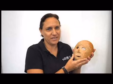 Trên chiếc mặt nạ có 4 lỗ nhỏ khiến các nhà nghiên cứu suy đoán để dùng buộc dây. Hiện vật này có thể được đeo lên mặt của một người trong buổi tế lễ hoặc được buộc vào đâu đó để mọi người cùng chiêm ngưỡng.