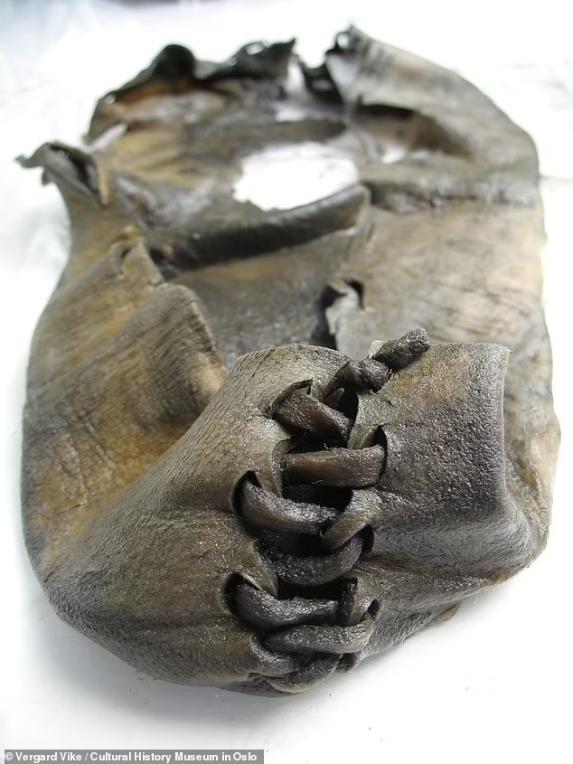 Theo các chuyên gia, chiếc giày thuộc cỡ 4 hoặc 5 theo bảng kích cỡ của Mỹ và có thể từng thuộc về phụ nữ hay thanh niên.