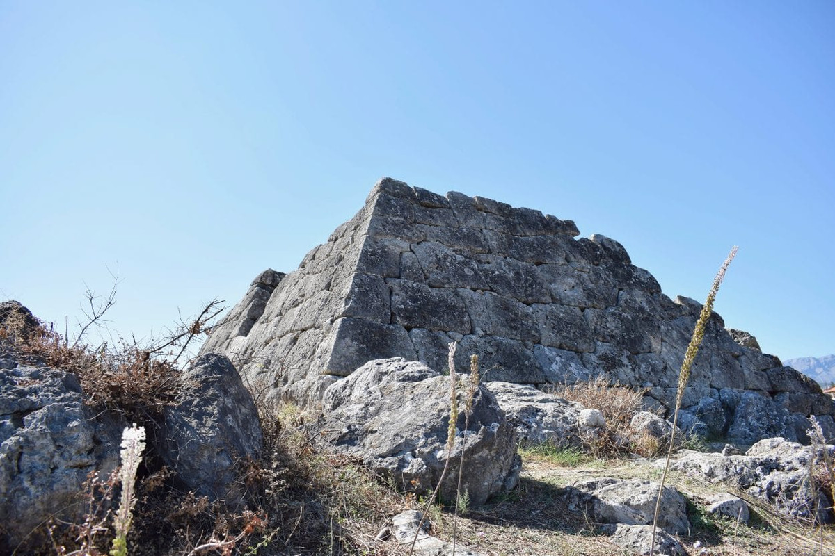 Phần đỉnh của kim tự tháp Hellinikon là một bề mặt phẳng. Điều này khiến công trình trở nên khác biệt so với kim tự tháp của người Ai Cập cổ đại.