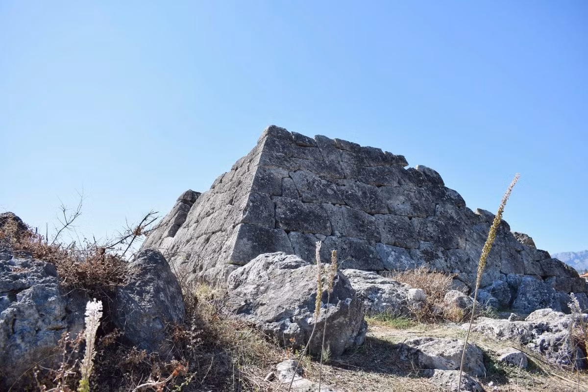 Phần đỉnh của kim tự tháp Hellinikon là một bề mặt phẳng. Điều này khiến công trình trở nên khác biệt so với kim tự tháp của người Ai Cập cổ đại.