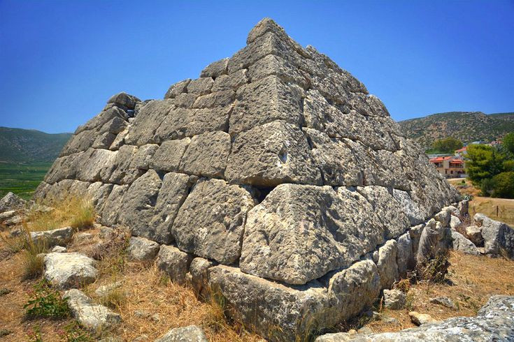 Kim tự tháp Hellinikon được xây dựng bằng đá vôi xám lớn. Chúng được khai thác tại địa phương. Những khối đá lớn này được những người thợ đục đẽo vuông rồi xếp chồng lên nhau thành bức tường vững chắc mà không cần dùng chất kết dính như vôi vữa.