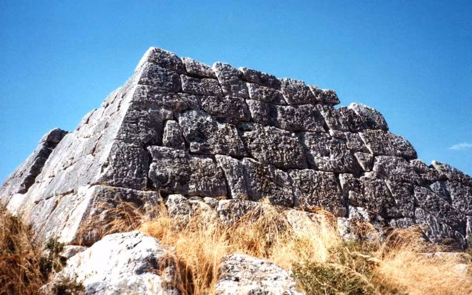 Nghiên cứu của các chuyên gia chỉ ra kim tự tháp Hellinikon có hình dạng các mặt bên ngoài dốc và bao quanh một tòa nhà hình chữ nhật với kích thước 7,03 x 9,07m.