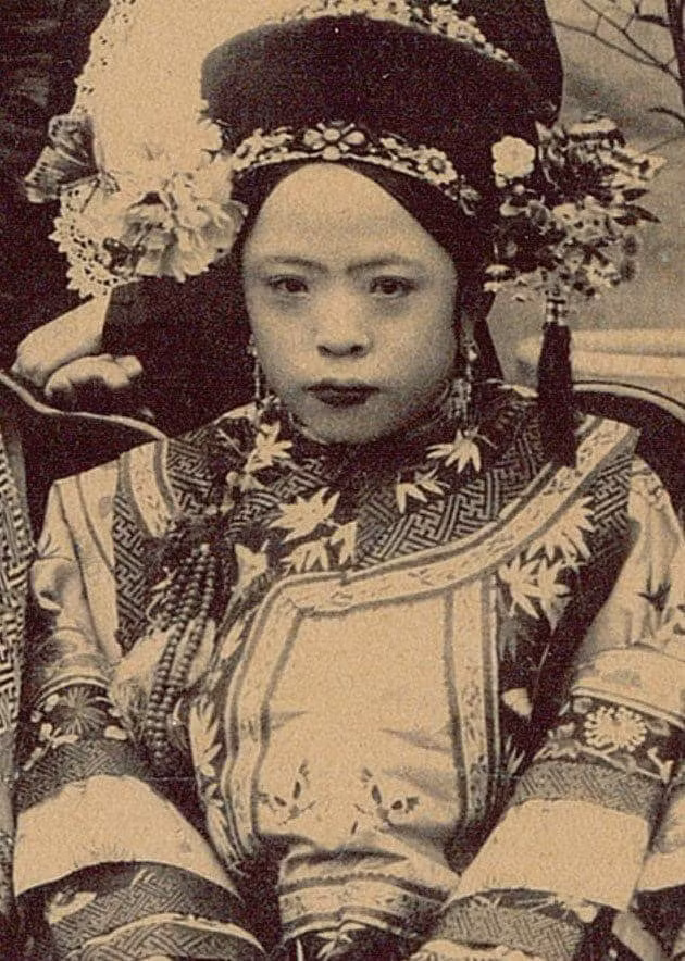 Lục Cách Cách của Khánh Vương Phủ gây chú ý với gương mặt phúc hậu.