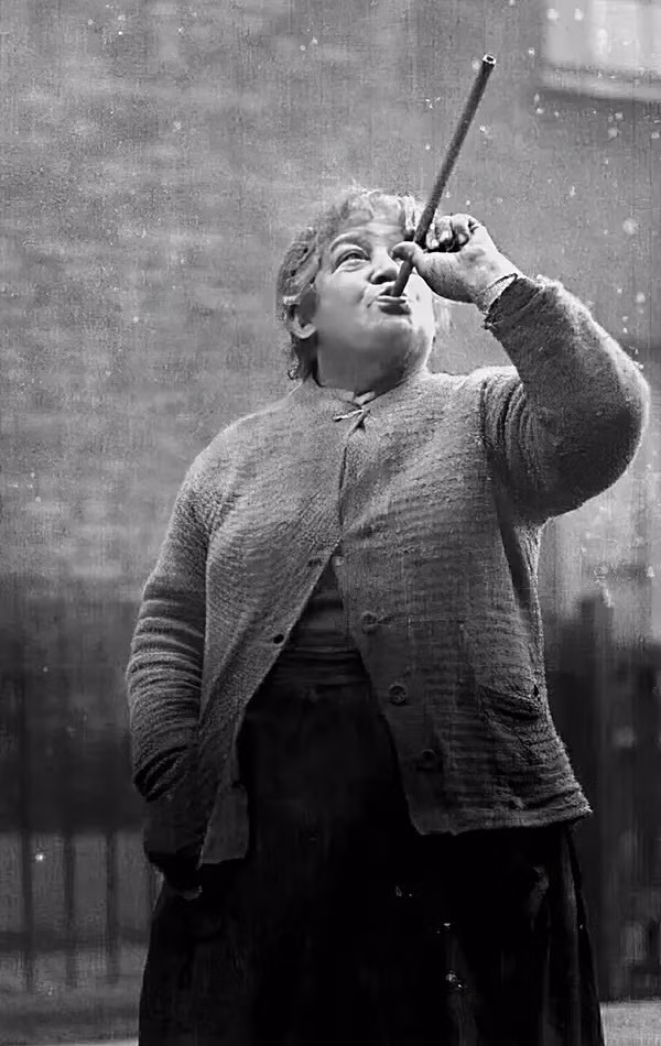 Vào những năm 1930, một số người dân Anh thuê người đánh thức để không ngủ dậy trễ, muộn giờ học hoặc đi làm. Theo đó, những người làm nghề đánh thức khách hàng sẽ dùng một chiếc ống để thổi những hạt đậu khô vào cửa sổ tạo ra âm thanh lớn. Họ sẽ làm như vậy cho đến khi khách hàng thức dậy.