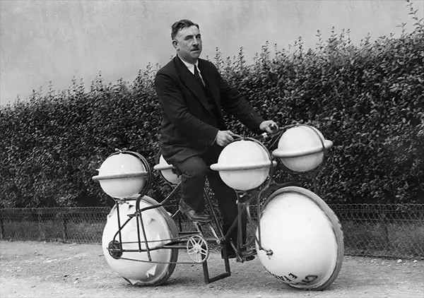 Người đàn ông di chuyển trên phương tiện được thiết kế vừa có thể di chuyển trên mặt đất vừa có thể lội nước. Sáng chế này được giới thiệu tại Paris năm 1932.