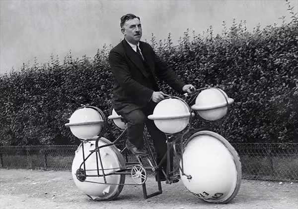 Người đàn ông di chuyển trên phương tiện được thiết kế vừa có thể di chuyển trên mặt đất vừa có thể lội nước. Sáng chế này được giới thiệu tại Paris năm 1932.