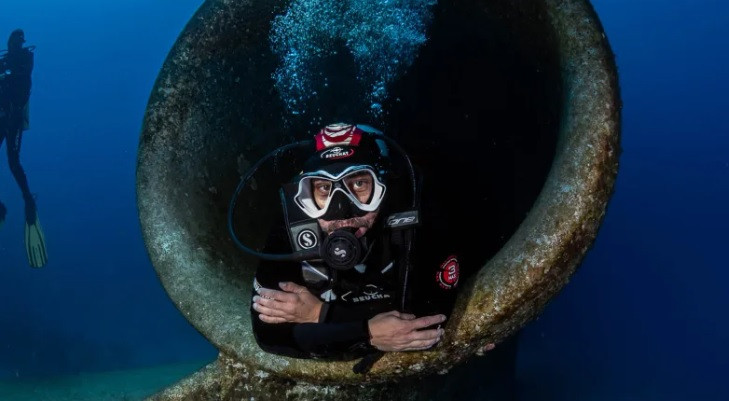 Phần đuôi máy bay L1011 Tristar nằm ở điểm sâu nhất, trong khi buồng lái chỉ cách mặt nước biển khoảng 13m. Do đó, thợ lặn chuyên nghiệp có thể tiến vào bên trong máy bay thông qua hai cánh cửa phía sau buồng lái.