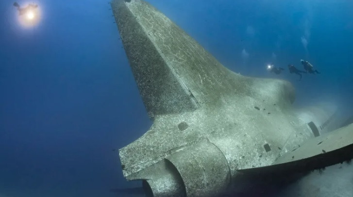 Nằm ở độ sâu khoảng 15 - 28m, các thợ lặn chuyên nghiệp có thể thám hiểm máy bay L1011 Tristar.