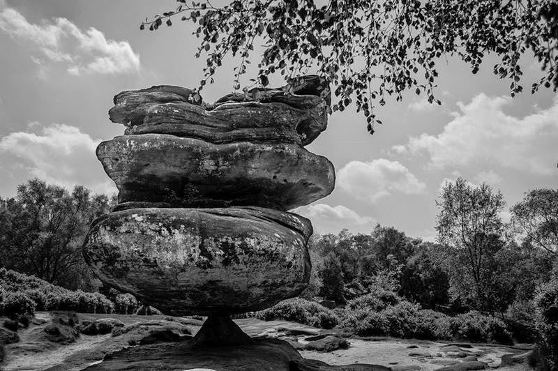 "Mẹ thiên nhiên" đã tạo ra Idol Rock với khả năng đứng cân bằng tuyệt đỉnh trên mỏm đá bé xíu. Nhờ vậy, trải qua nhiều thế kỷ, tảng đá khủng không hề bị lăn xuống phía dưới.