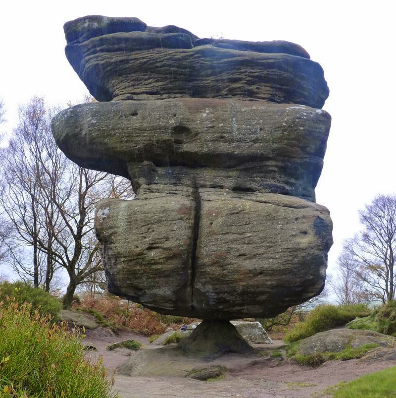 Dù vậy, tảng đá nguyên khối Idol Rock ở Brimham Moor, bắc Yorkshire, Anh vẫn đứng vững suốt nhiều thế kỷ mà không bị đổ hay xê dịch dù chỉ một chút.