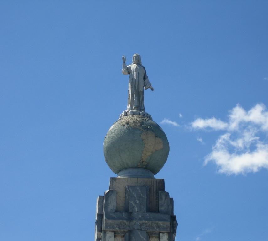 Theo các ghi chép, bức tượng Vị cứu tinh của thế giới được hoàn tất năm 1942 và bị hư hại do trận động đất năm 1986. Sau đó, bức tượng được tu sửa vào năm 2010.