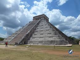 Người Maya đặc biệt chú ý đến đồ tạo tác làm từ ngọc thạch. Các chuyên gia đã tìm thấy một số hiện vật loại này như chiếc ngai hình báo đốm trong kim tự tháp El Castillo. Đối với người Maya, ngọc thạch không chỉ quý hiếm, có tính thẩm mỹ cao mà còn là loại đá mang tính biểu tượng.