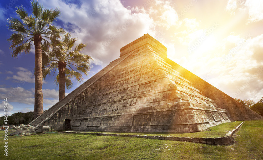 Ngoài El Castillo, nhiều kim tự tháp khác của người Maya cũng được xây dựng theo cách như trên.