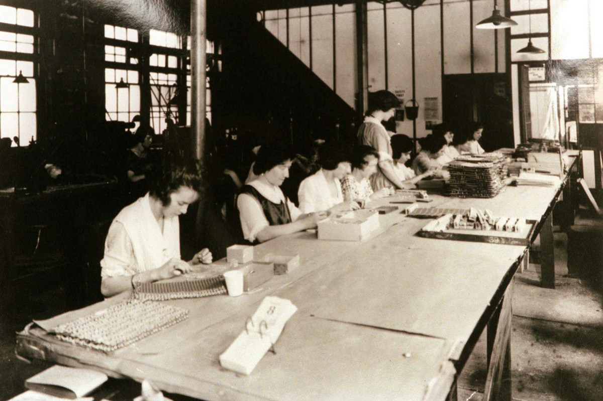 Công việc hàng ngày của nữ công nhân là quét lớp sơn UnDark chứa radium lên các con số và kim đồng hồ. Công việc này khá nhẹ nhàng và lương cao gấp 3 lần so với những công việc khác nên thu hút nhiều người tới làm.