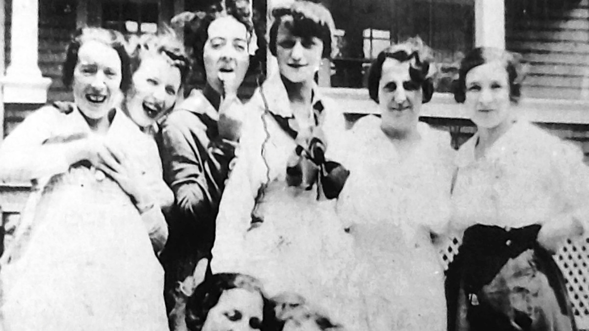 Vào năm 1917, Mỹ tham gia Chiến tranh thế giới 1. Trong bối cảnh nhiều nam giới nhập ngũ dẫn tới thiếu hụt nguồn nhân công nên các nhà máy sản xuất đồng hồ sơn radium tuyển dụng phụ nữ.