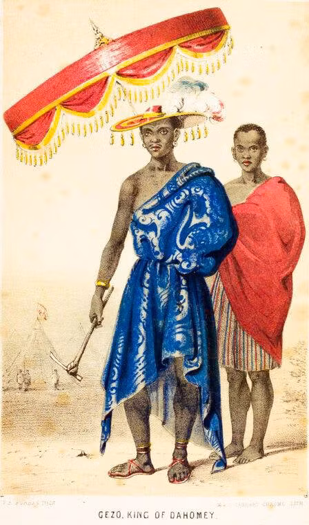 Không những vậy, Vua Ghezo chứng tỏ bản thân là nhà cai trị quyền lực. Theo các tài liệu lịch sử, ông hoàng này đã cho xây dựng con đường dẫn đến nơi ở của mình lát bằng đầu lâu và xương hàm của những kẻ thù bị đánh bại. Một trong những chiếc ngai của ông đặt trên hộp sọ của bốn thủ lĩnh kẻ thù.