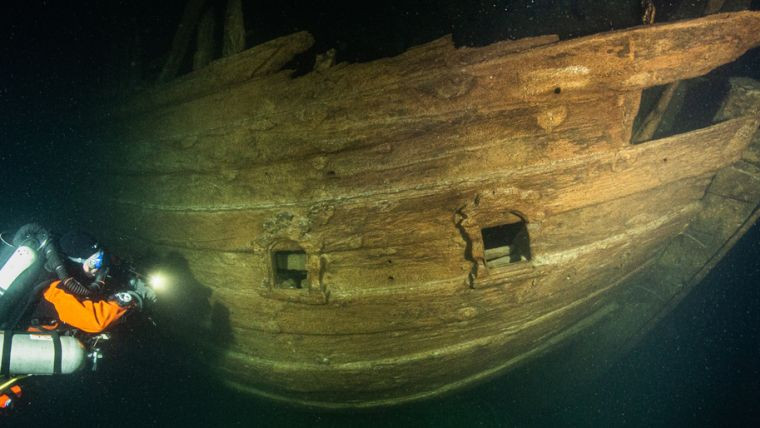 Khi kiểm tra xác "tàu ma", các chuyên gia bất ngờ khi chỉ có một số hư hỏng nhỏ do mắc vào lưới đánh cá thời nay. Hầu như toàn bộ con tàu còn nguyên vẹn.