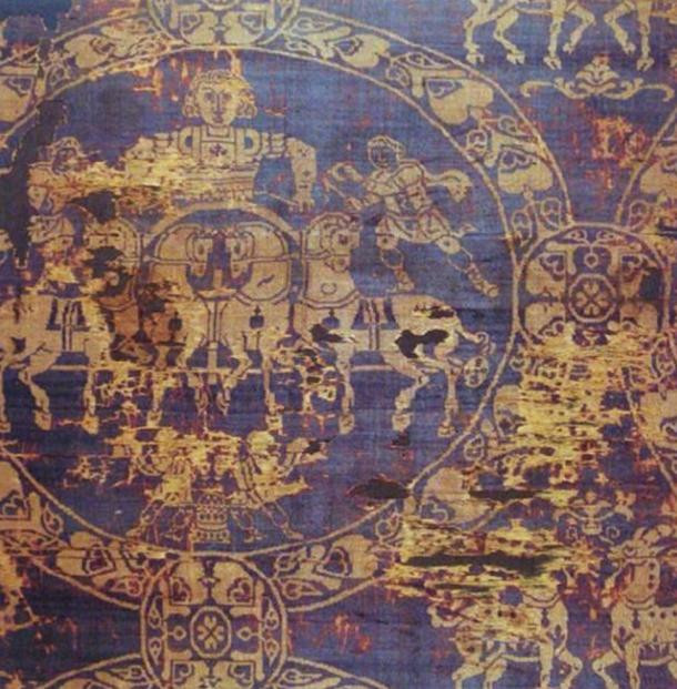 Loài Buccinum sống trên đá ở vùng nước tương đối nông trong khi loài Murex sống ở vùng nước sâu. Người ta sẽ phải bắt rất nhiều động vật có vỏ trên để tạo ra lượng thuốc nhuộm quý hiếm.