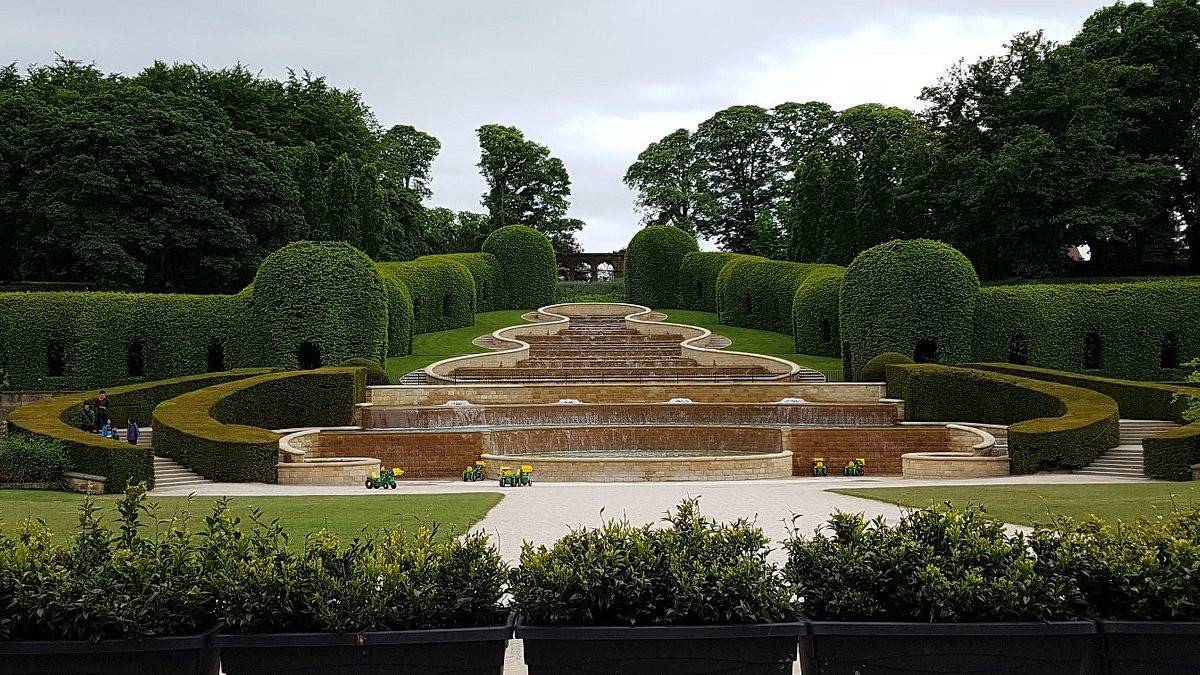 Được xem là khu vườn nguy hiểm nhất thế giới, khu vườn Alnwick nằm ngay cạnh lâu đài cùng tên ở Northumbria, Anh. Nơi đây hấp dẫn du khách gan dạ tới tìm hiểu về những loài cây nguy hiểm nhất trong hệ thực vật.