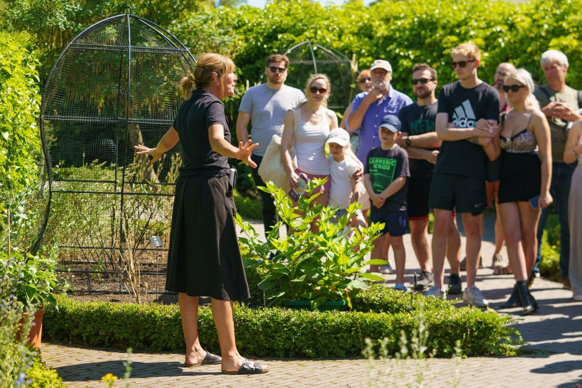 Thêm nữa, khi đến tham quan khu vườn Alnwick, du khách sẽ được phát tài liệu hướng dẫn chi tiết về các loài cây cũng như tác hại của chúng để mọi người biết để đảm bảo an toàn cho bản thân.